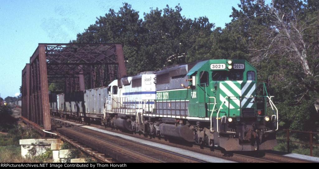 FURX 3021 leads CSX train K-206 over the Raritan River